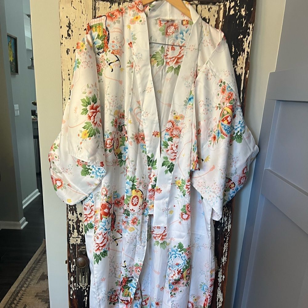 Japanese Floral white Long open front women’s Kimono Robe. OSFM